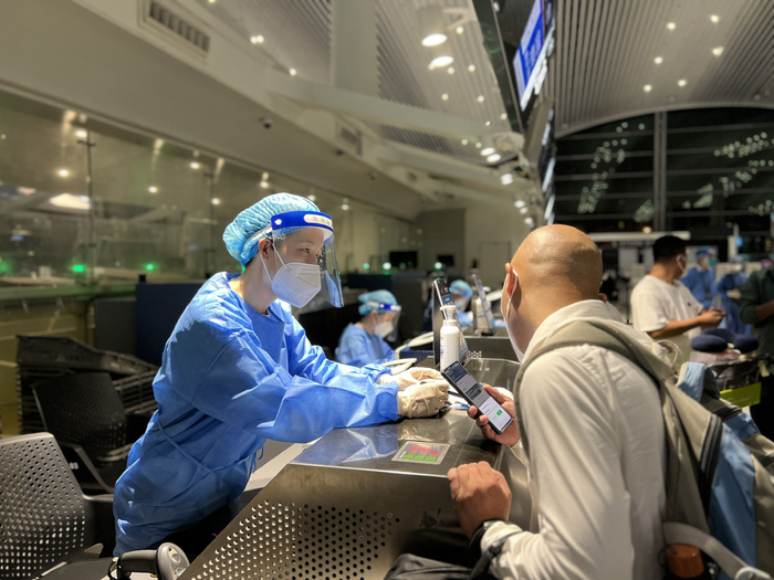 南航工作人员为旅客办理值机手续。南方航空供图