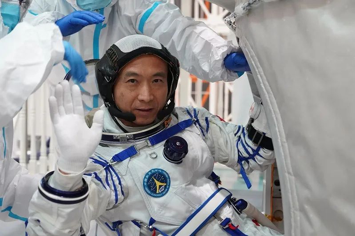 费俊龙参加人船联试。孔方舟 摄