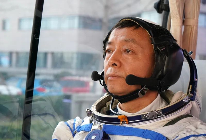 邓清明准备参加训练。孔方舟 摄