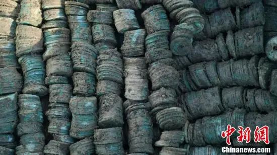 图为钱币窖藏遗存发掘出的钱币