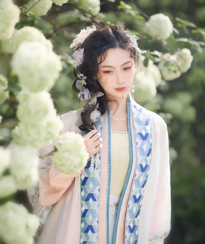 清华美女学霸cos菩萨，火出国！被印度人奉为神后引争议：这明明是中国原创！__财经头条