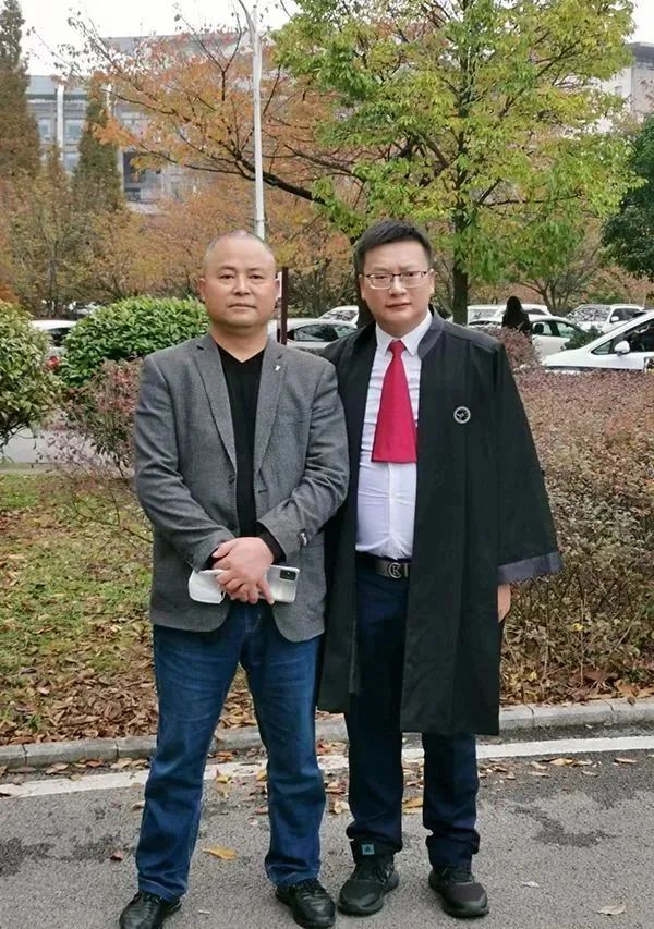  李玉前的哥哥李玉山（图左）和辩护律师周兆成（图右）。受访者供图