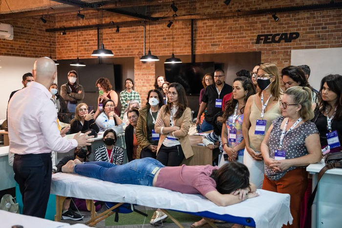 11月26日，在巴西圣保罗举行的世界中医药大会上，一名中医为嘉宾讲解中医正骨手法。新华社记者王天聪摄