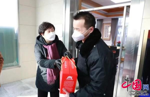 海淀区万泉小学校长朱郁看望教职工。供图：校方