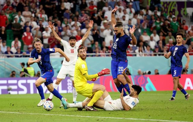 伊朗队拼到了最后。新华社供图