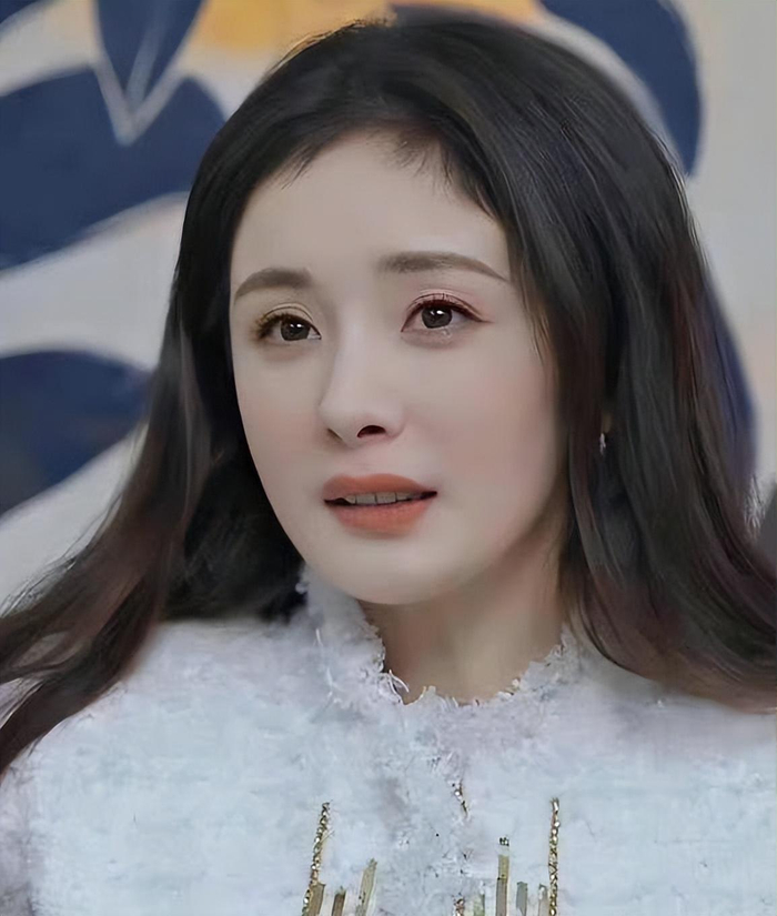 杨幂胎毛刘海太减龄,乖巧可爱少女感满满
