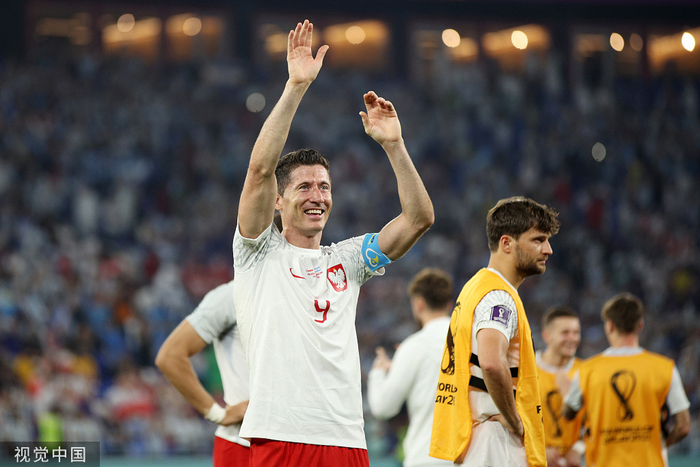 波兰队惊险晋级16强。