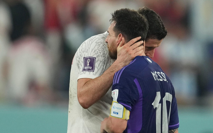 比赛结果皆大欢喜，莱万和梅西赛后惺惺相惜。&nbsp; 图/新华社