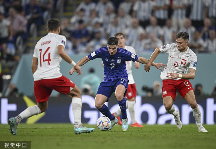 阿尔瓦雷斯面对多人突破。