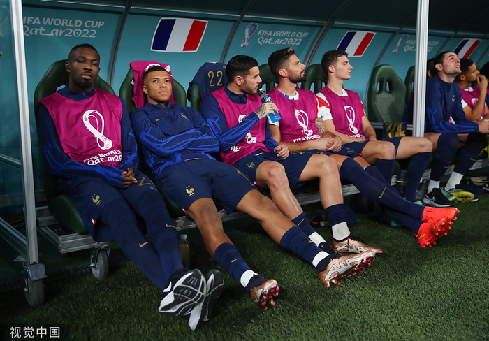 姆巴佩（左二）、吉鲁（左四）本场都坐上了替补席。