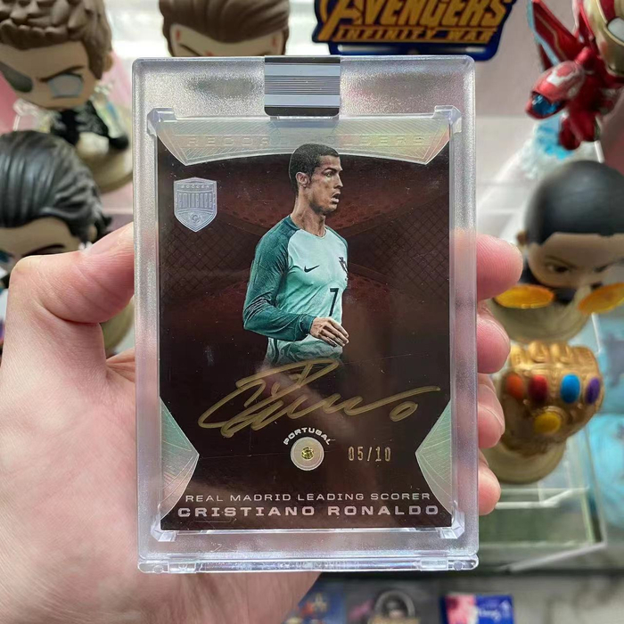 吴先生的第一张C罗签字球星卡，目前市价在7万元左右。 受访者供图