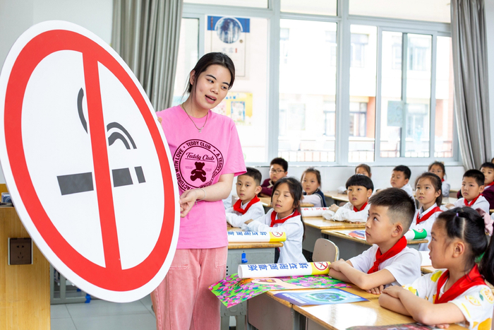 ▲2022年5月30日，江苏省海安高新区实验小学的老师在向学生宣传禁烟知识。图/IC photo