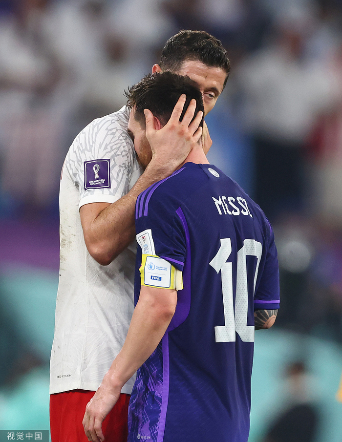 莱万和梅西说起了悄悄话。