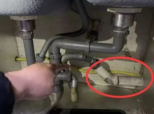 ▲张先生家的管道疏通处。资料图片