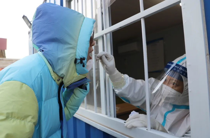 ▲2022年11月29日，北京顺义胜利街道龙府花园社区，居民进行核酸检测。新京报记者 李木易 摄