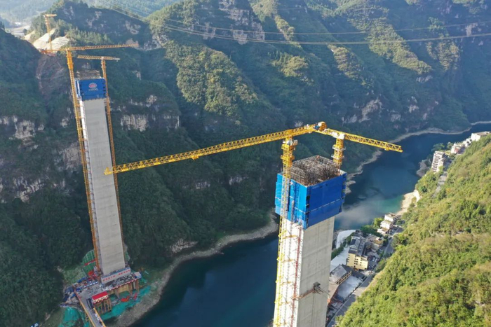 磨寨乌江特大桥4号主墩实现封顶。重庆巫镇高速公路有限公司供图
