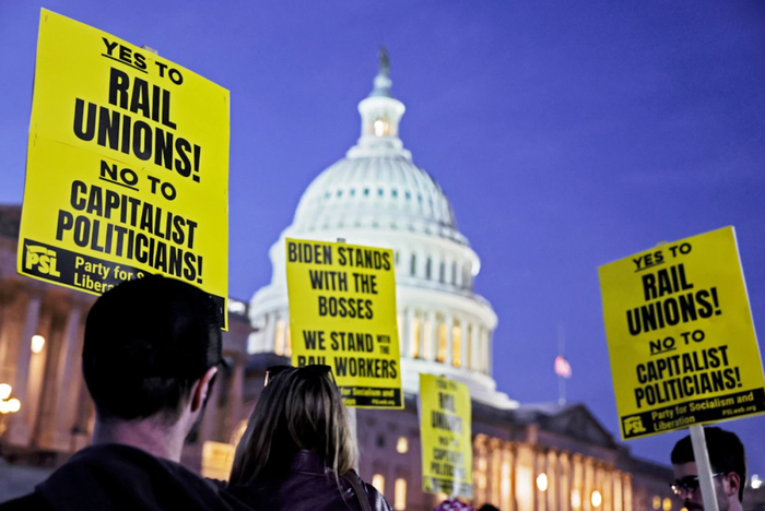 　　11月29日，铁路工人在国会大厦外抗议。图源：NBC