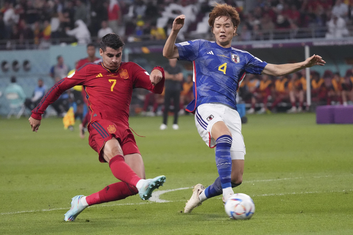 莫拉塔（左）在比赛中射门。  新华社记者 李钢 摄