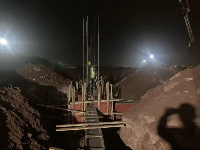 12月1日晚，赣锋新型锂电池科技产业园项目施工现场。施工单位供图