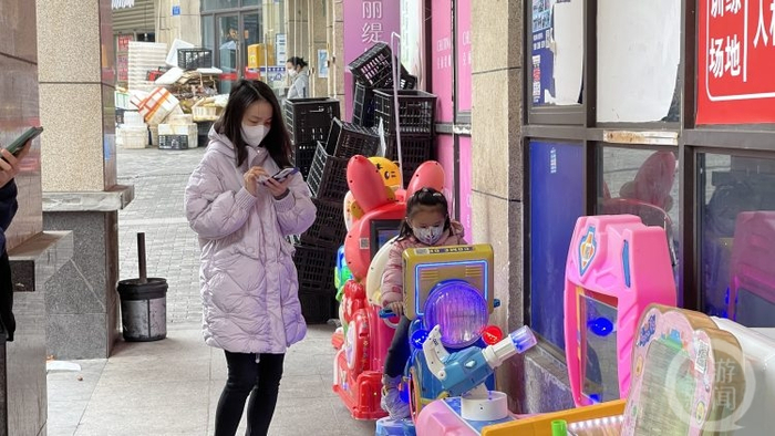 ▲12月2日下午1点，两江新区两江公元小区外，小朋友玩起了摇摇车。上游新闻记者 王梓涵