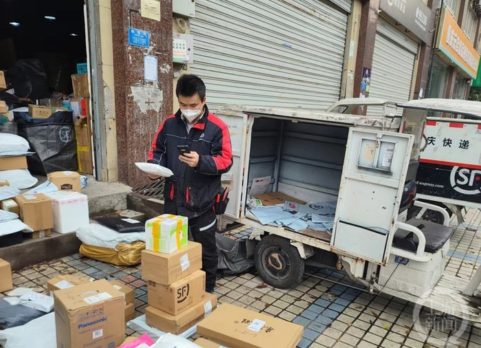 ▲12月2日，九龙坡顺丰速运杨渡村综合业务部全面复工复产，紧锣密鼓进行收派。上游新闻记者 唐小堞 顺丰供图