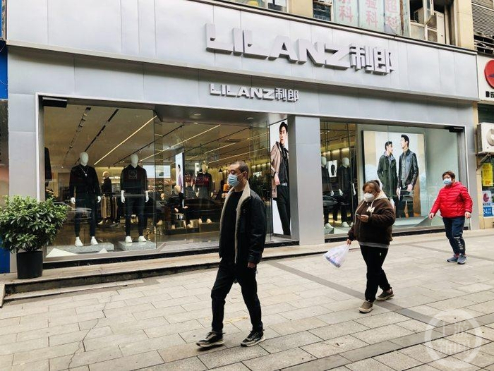 ▲大渡口区步行街，部分商店恢复营业。上游新闻记者 秦健