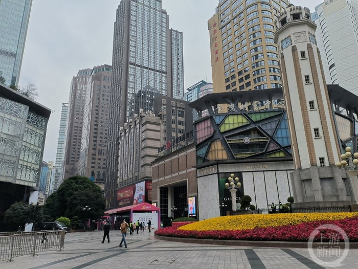 ▲12月2日，解放碑步行街已经有市民在外散步。上游新闻记者 唐小堞