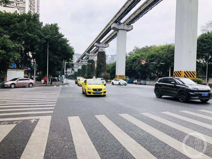 ▲大渡口区松青路，出行车辆逐渐增多。上游新闻记者 秦健