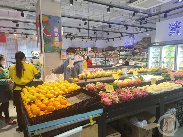 ▲12月2日，重庆南岸区丹龙路一小区外超市内，市民在有序选购商品。上游新闻记者 严薇