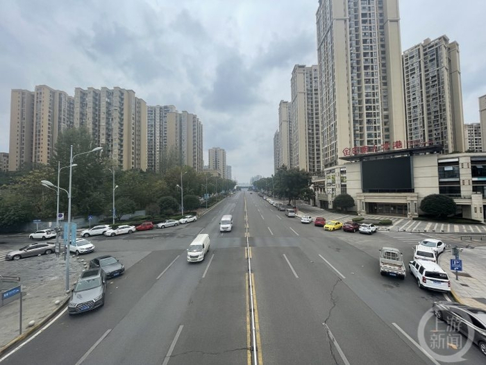 ▲12月2日中午，巴南区龙洲大道圆形天桥下车辆有序行驶。10分钟里通行34辆车。上游新闻记者 郭发祥