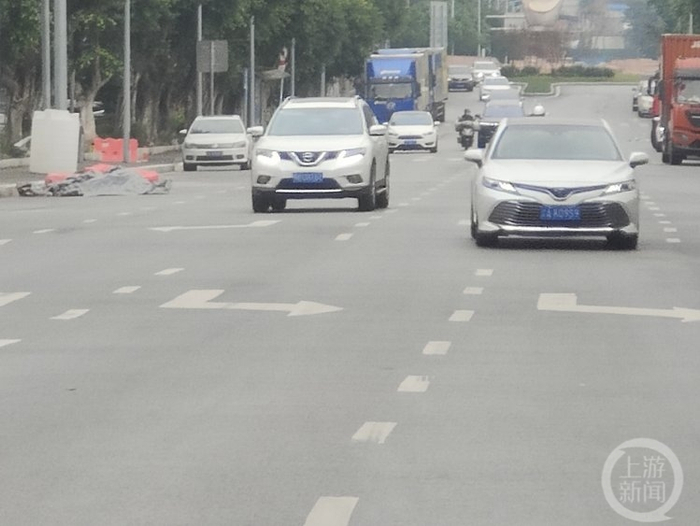 ▲12月2日，重庆南岸区双龙路，道路上行驶的车辆逐渐多了起来。上游新闻记者 严薇