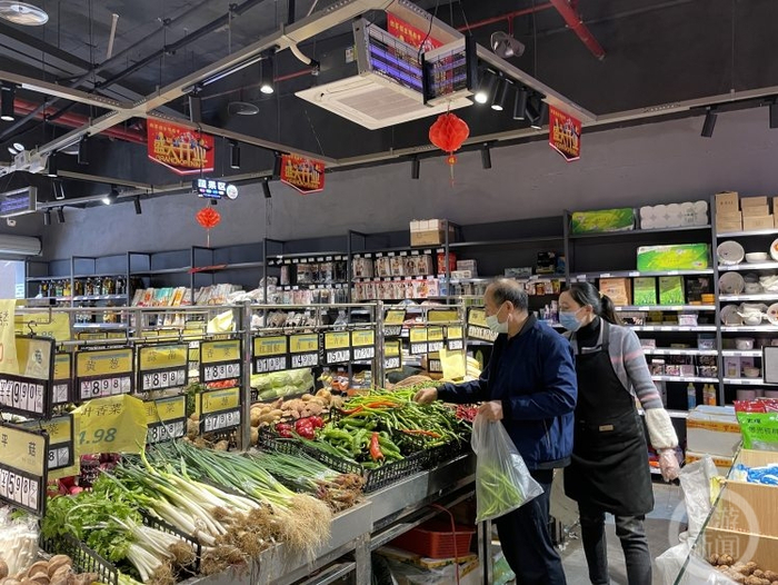 ▲12月2日中午，巴南区龙洲湾龙海社区一超市市民有序选购蔬菜。上游新闻记者 郭发祥