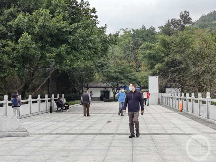 ▲12月2日下午，市民照母山森林公园里散步。上游新闻记者 陈竹