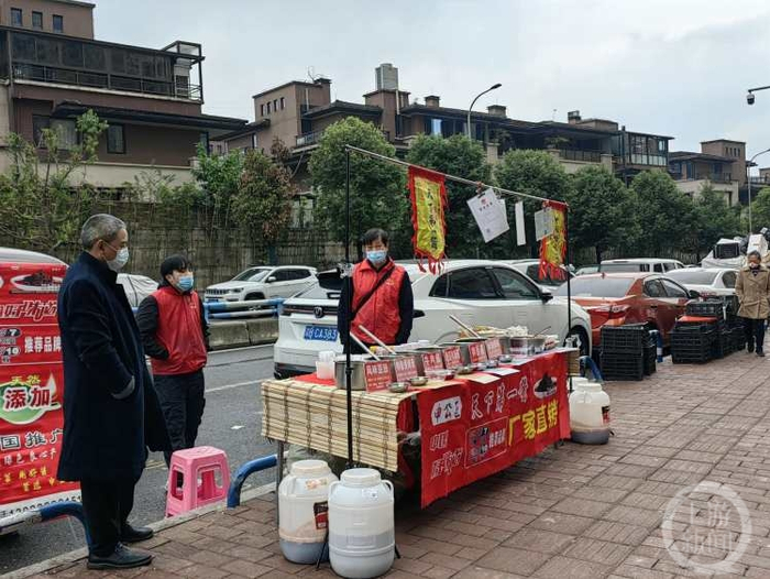 ▲12月2日，两江新区万科城小区外面流动商贩摆出了小商品。上游新闻记者 陈竹