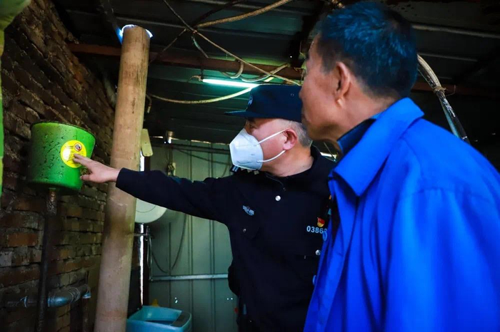 入户检查后，民警给设备贴上“安全贴”以提醒居民警惕煤气中毒。海淀警方供图