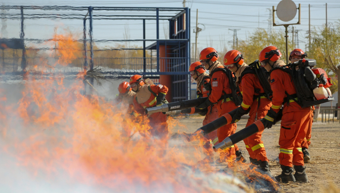 消防员在训练中扑救明火。图源 新疆巴州森林消防支队