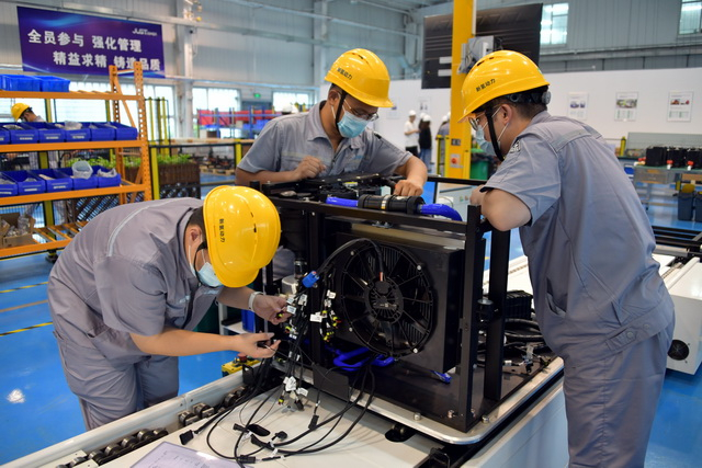 新氢动力氢燃料电池发动机装配线。摄影/章轲