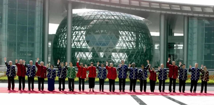2001年10月21日，亚太经合组织第九次领导人非正式会议在上海举行。这是江泽民同志与参会的经济体领导人合影。新华社发