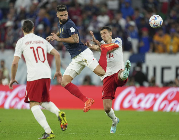 ▲12月4日，吉鲁在与波兰队的比赛中。新华社记者 肖艺九 摄