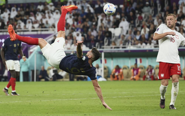 ▲12月4日，吉鲁（左）倒钩射门。新华社记者 兰红光 摄