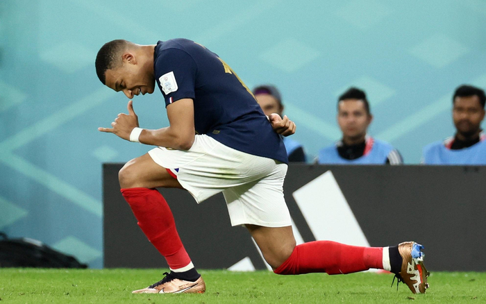 　姆巴佩庆祝进球，他此役梅开二度，本届世界杯以5球领跑射手榜。&nbsp; 图/新华社