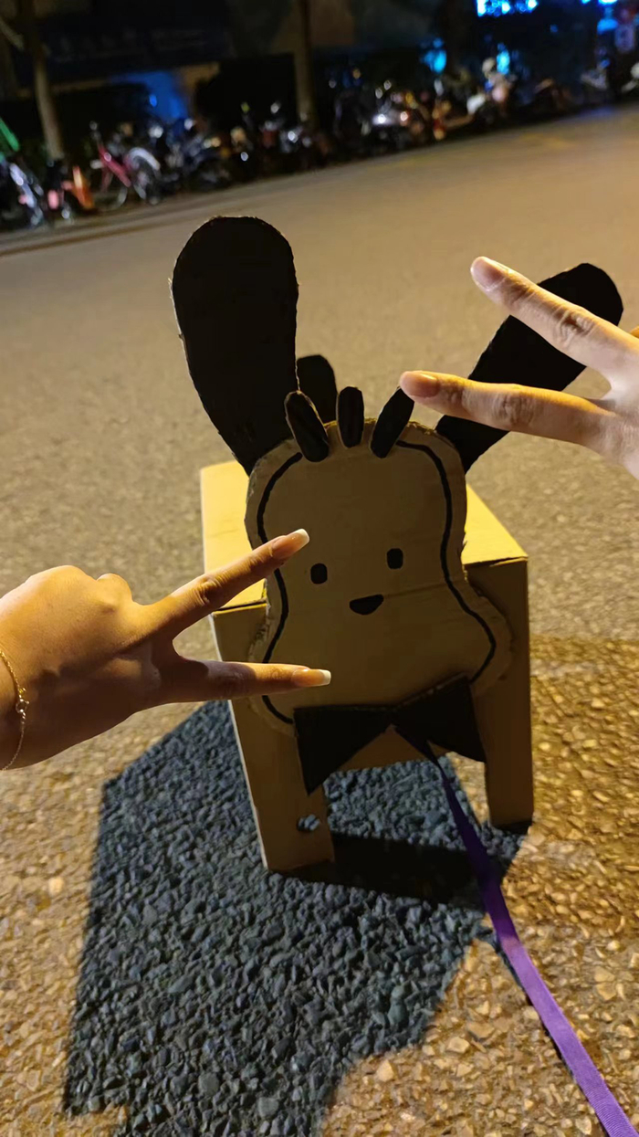 10月31日晚上，张俊芳在校园里遛纸狗。