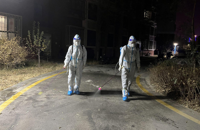 消防员在小区内进行消杀工作。图源：新疆巴州森林消防支队