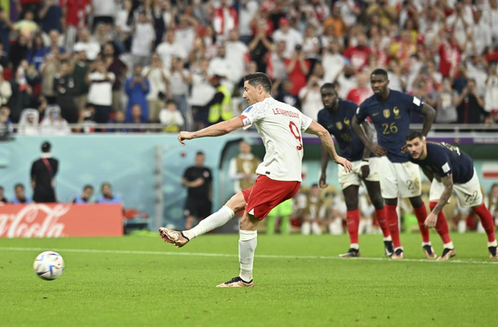 ▲12月4日，波兰队球员莱万多夫斯基（左一）在比赛中主罚点球。 新华社记者 肖艺九 摄