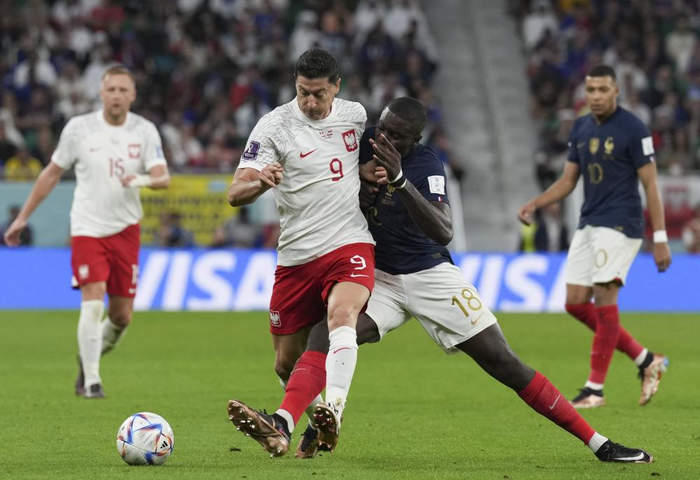 ▲12月4日，波兰队球员莱万多夫斯基（左二）与法国队球员于帕梅卡诺（右二）在比赛中拼抢。新华社记者 郑焕松 摄