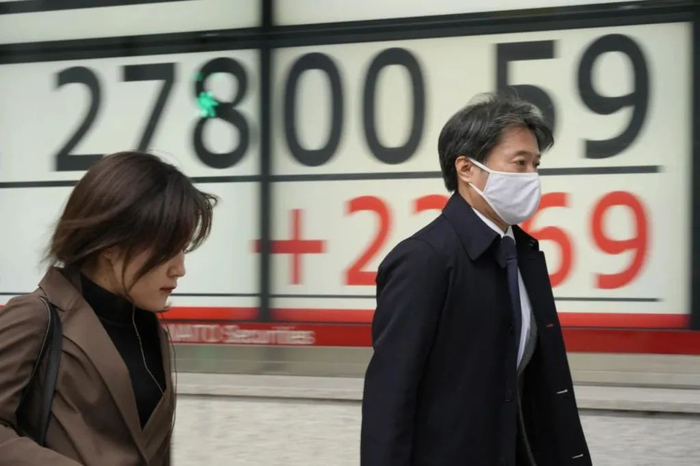 　　▲当地时间2022年12月5日，日本东京，一家证券公司外，人们从显示日本日经225指数的显示器前走过。12月5日，在欧盟和七国集团同意抵制大部分俄罗斯石油并将俄罗斯出口石油的价格限制在每桶60美元之后，亚洲股市普遍走高，石油价格上涨。图/视觉中国