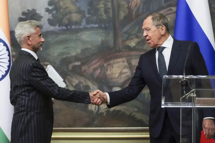 　　▲当地时间2022年11月8日，俄罗斯莫斯科，印度外长苏杰生（左）与俄罗斯外长谢尔盖·拉夫罗夫在会晤后举行的联合新闻发布会上握手。图/视觉中国