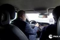 普京视察克里米亚大桥时驾驶非国产车 佩斯科夫解释