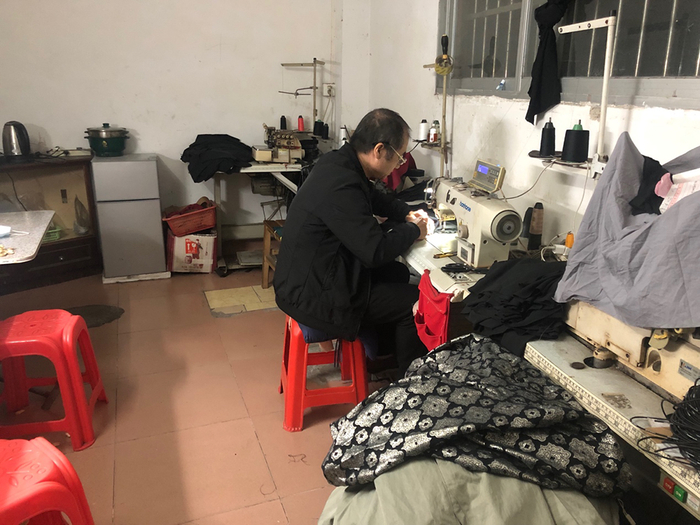 蔡阳城（化名）在仑头村租了一室一厅，每月租金550元。这里是他加工服装以及生活居住的地方。澎湃新闻记者 陈绪厚 &nbsp;图