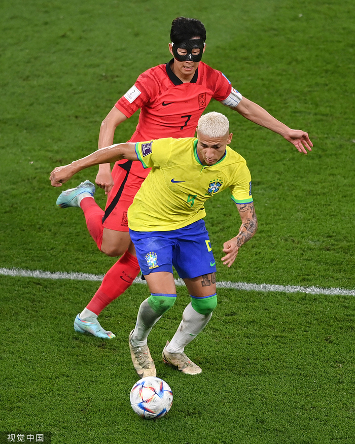 孙兴慜防守热刺队友理查利森。